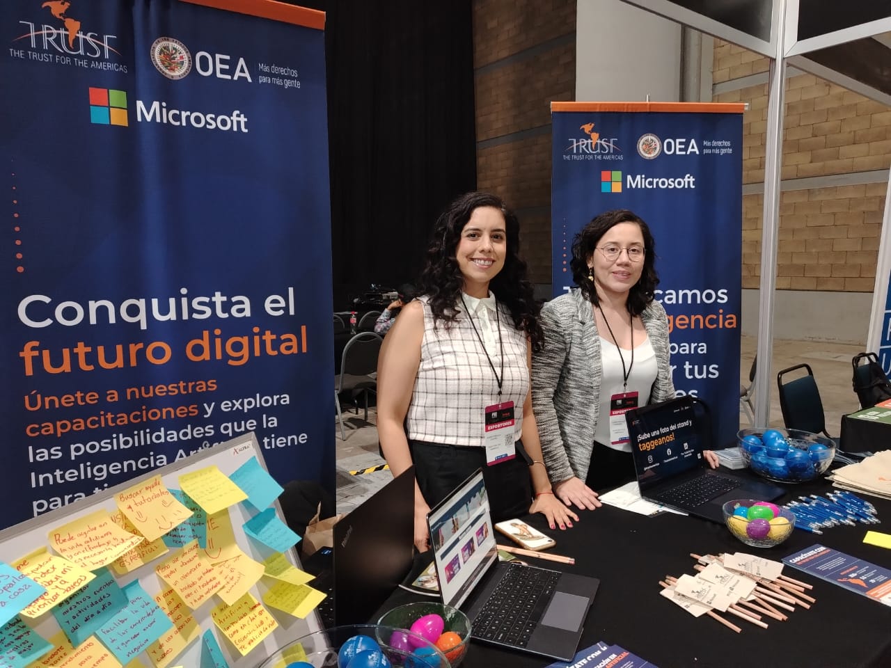 Representantes de The Trust for the Americas en stand durante la FIIE 2024