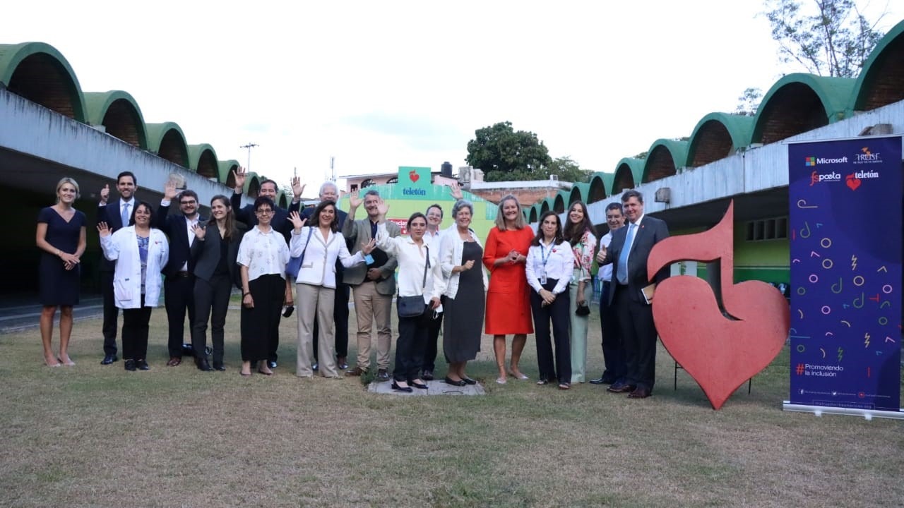 Representantes de Microsoft, MasterCard, CARE, Weber Shandwick, PCA, Teletón Honduras y The Trust for the Amercias en el Centro POETA Teletón en Tegucigalpa, Honduras.