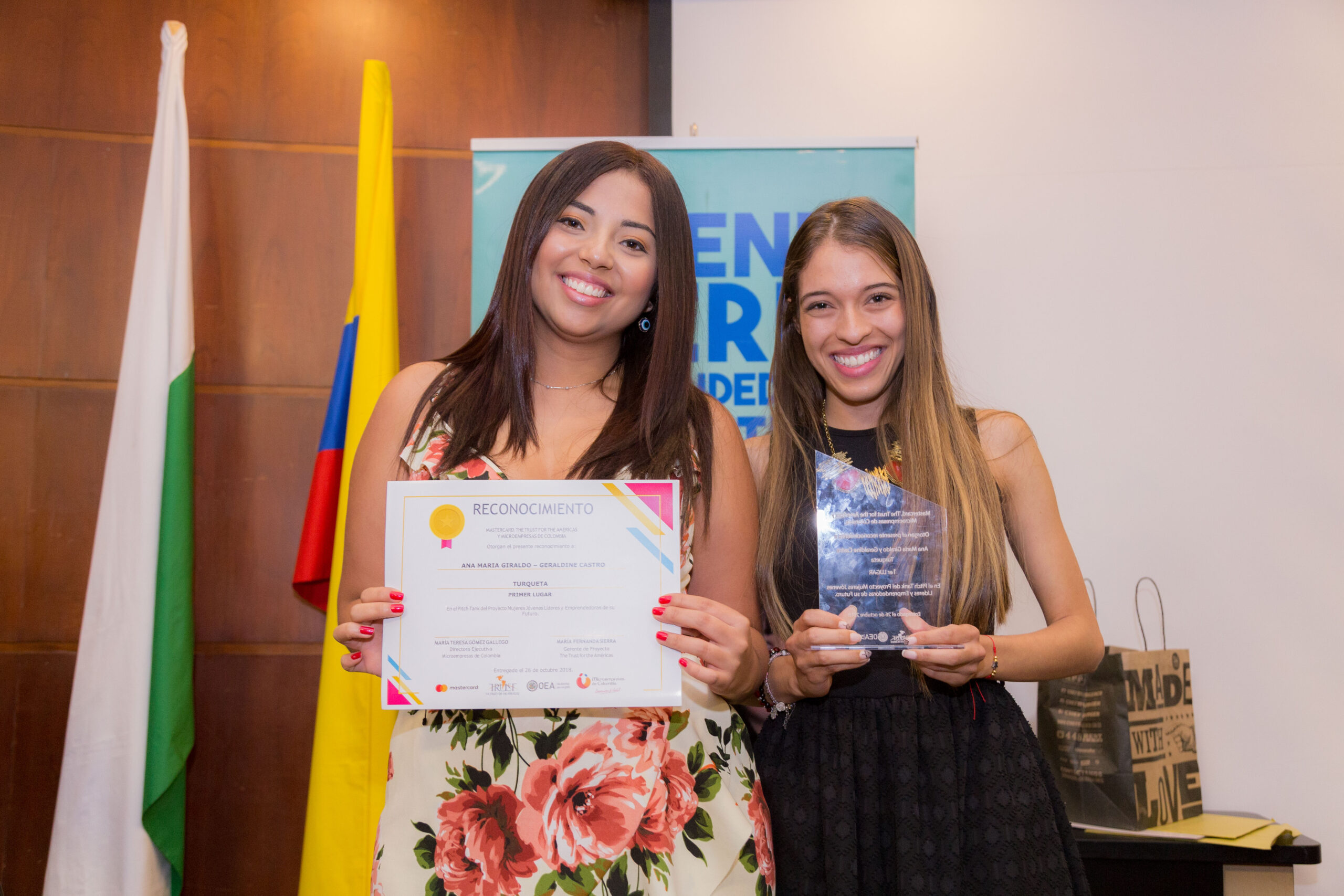 Ana María Giraldo y Geraldine Castro, participantes del Proyecto POETA Youthspark y Fundadoras de "TURQUETA" una empresa dedicada al diseño de ropa interior femenina. Gracias al Proyecto POETA YouthSpark, lograron potenciar su idea de negocio y expandir su línea de ropa en todo el país. Hoy en día, cuentan con una página web que le permite al usuario realizar compras en línea y postularse para ser embajador de la marca.