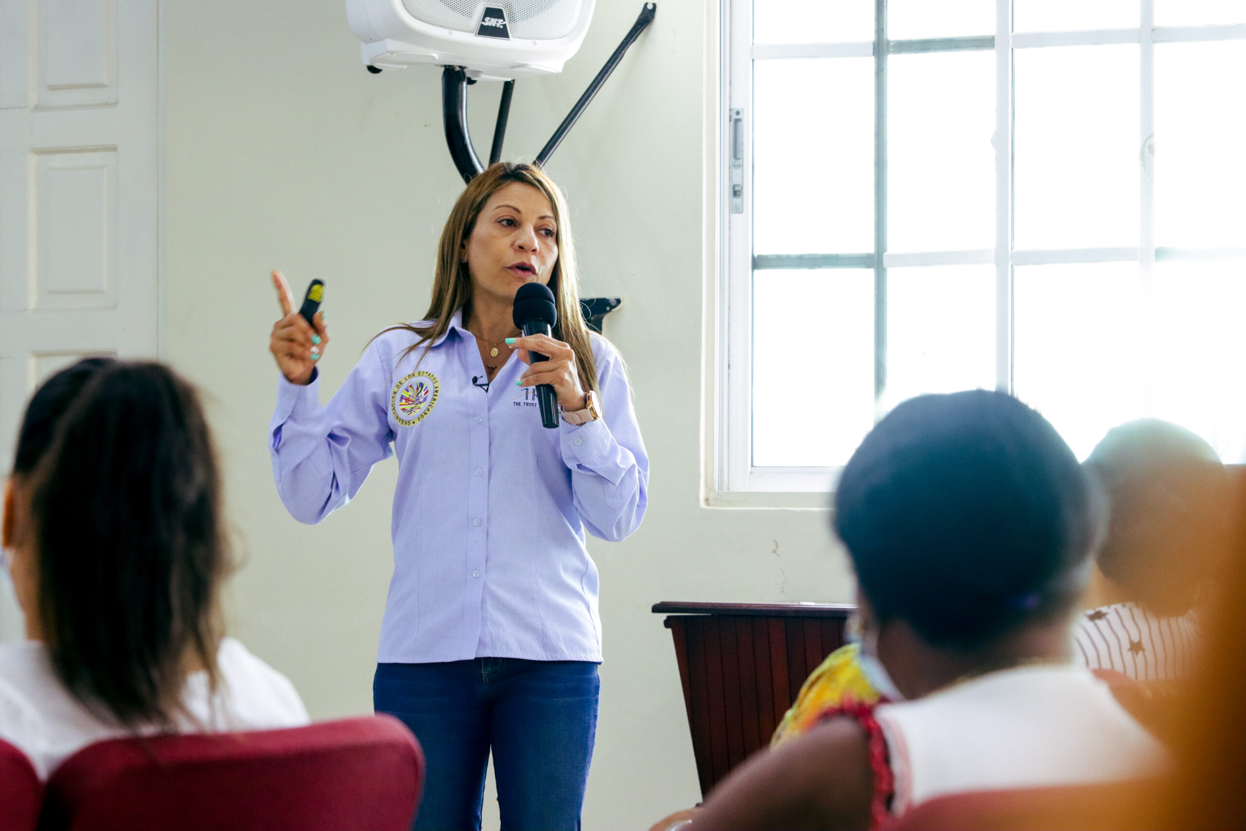Luz Marina Correa presentando sobre el proyecto.