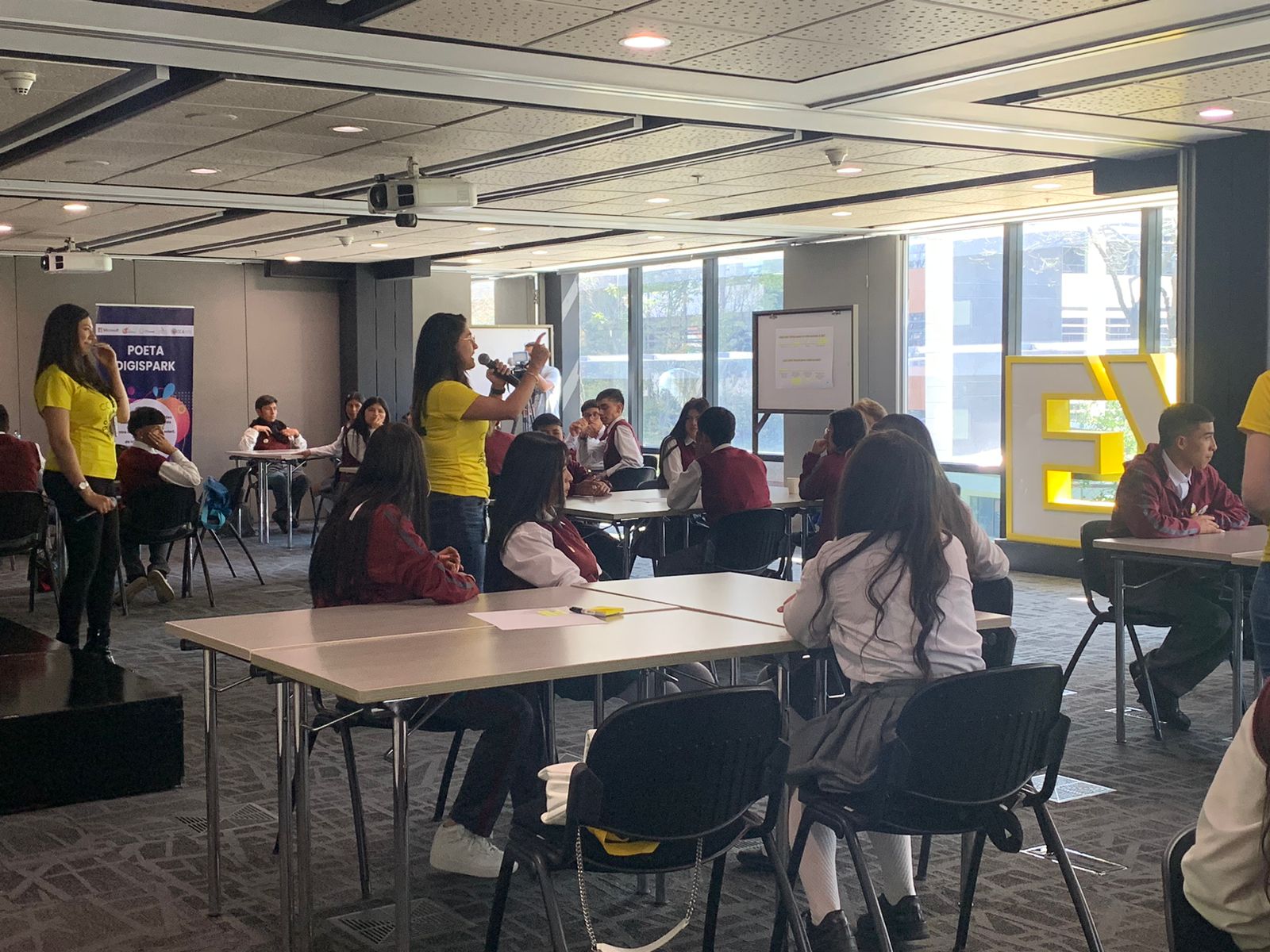 Adolescentes y jóvenes del Colegio José María Vargas Vila de Bogotá recibirán capacitaciones en habilidades digitales, que les facilitarán el acceso a oportunidades económicas, a través del currículum Future Skills Workshops de EY.