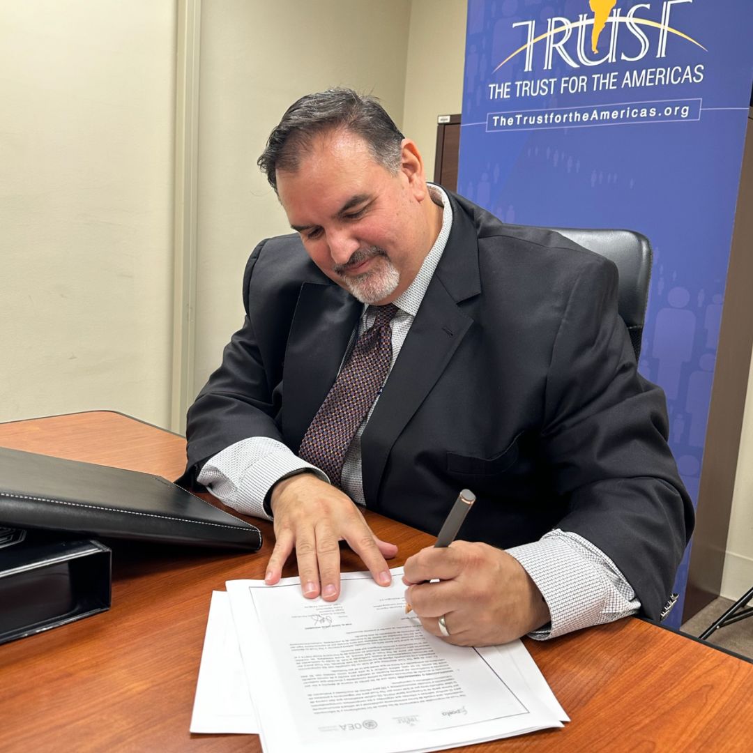 Alexander Figueroa, Chief Operating Officer, en firma de convenio
